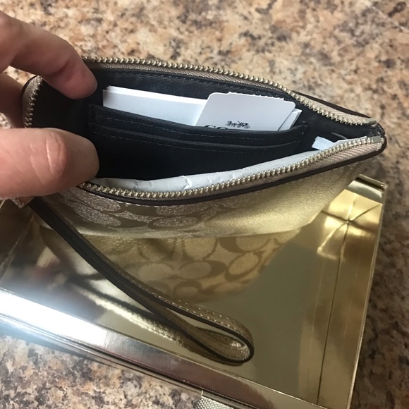 NWT Coach Wristlet - Picture 4 of 6